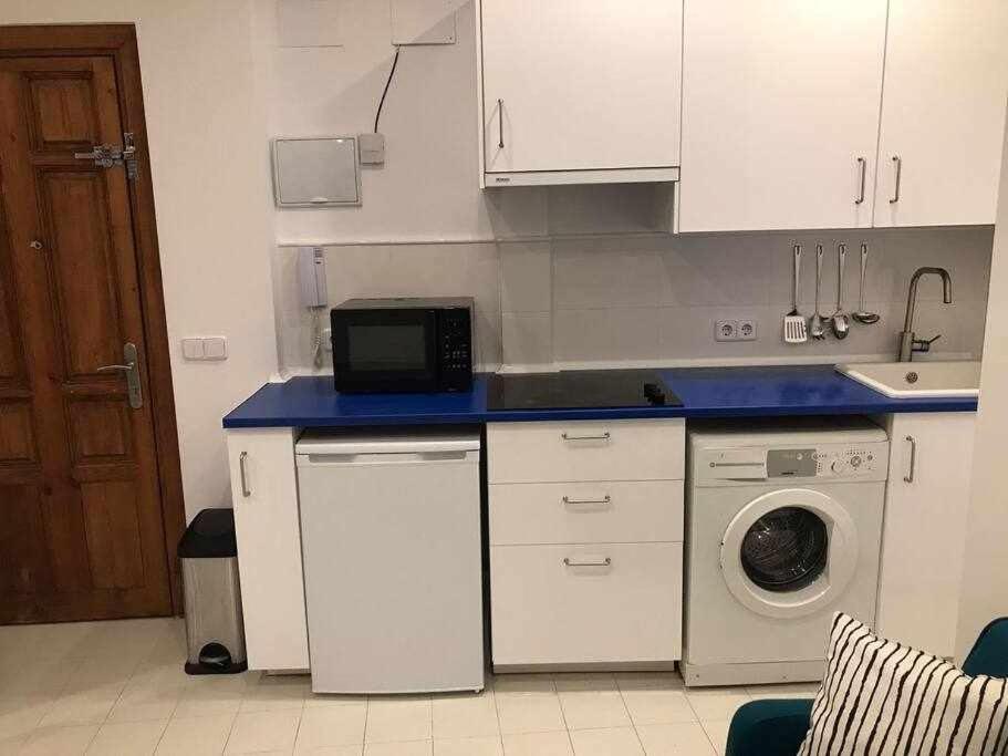 Un Genial Estudio En El Barrio Las Cortes Madrid Esterno foto