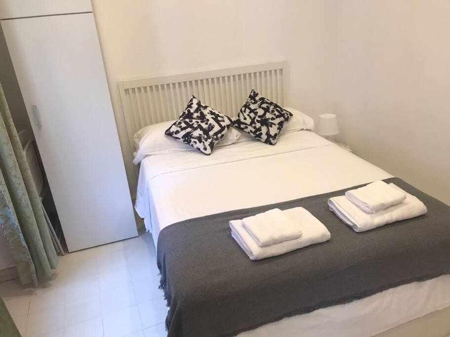 Un Genial Estudio En El Barrio Las Cortes Madrid Esterno foto