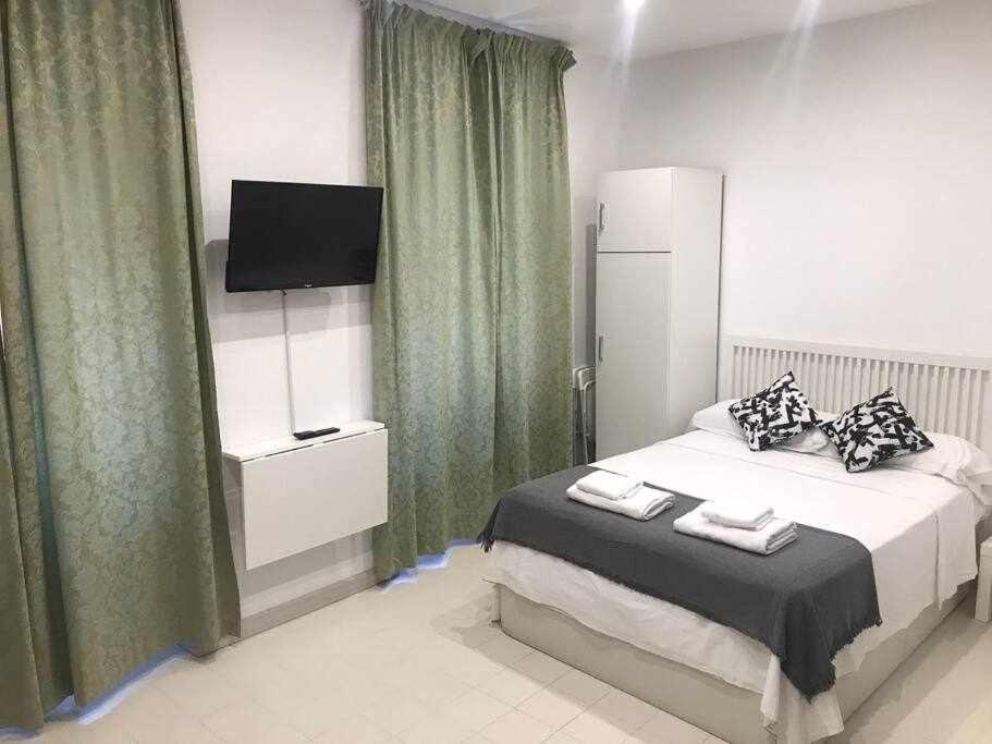 Un Genial Estudio En El Barrio Las Cortes Madrid Esterno foto