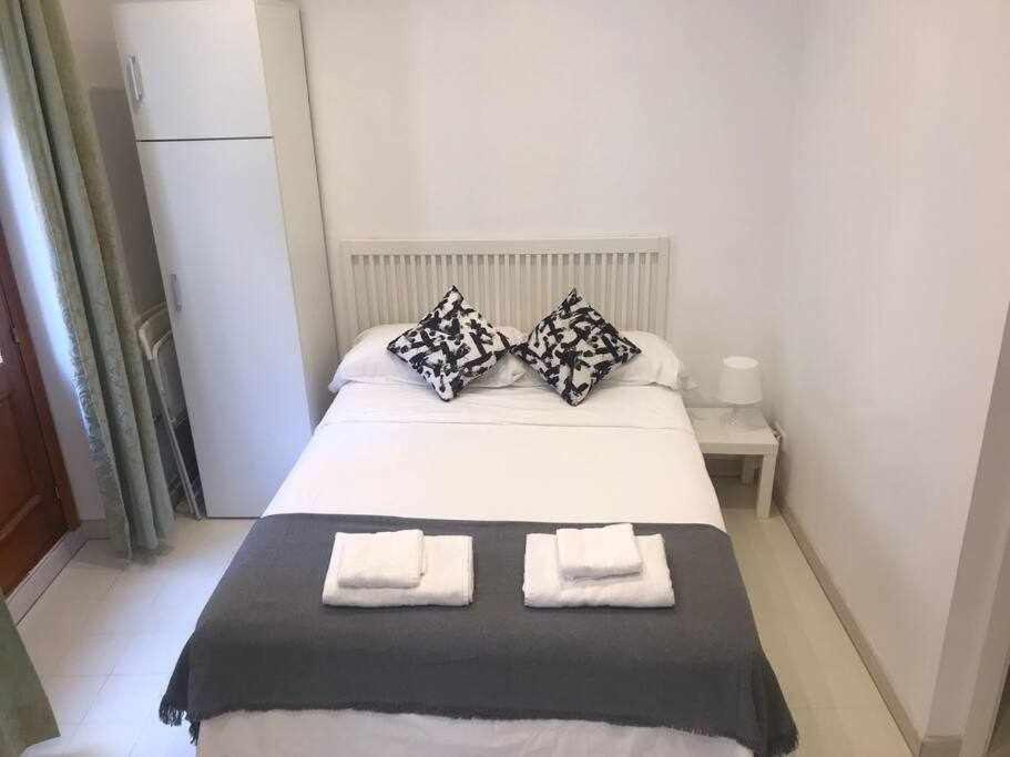 Un Genial Estudio En El Barrio Las Cortes Madrid Esterno foto