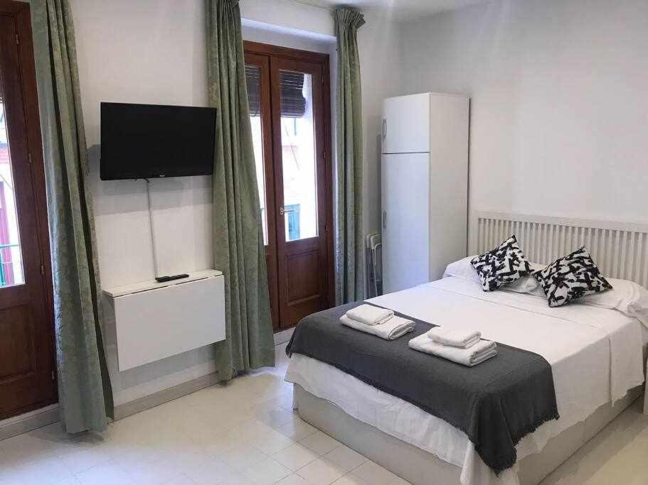 Un Genial Estudio En El Barrio Las Cortes Madrid Esterno foto