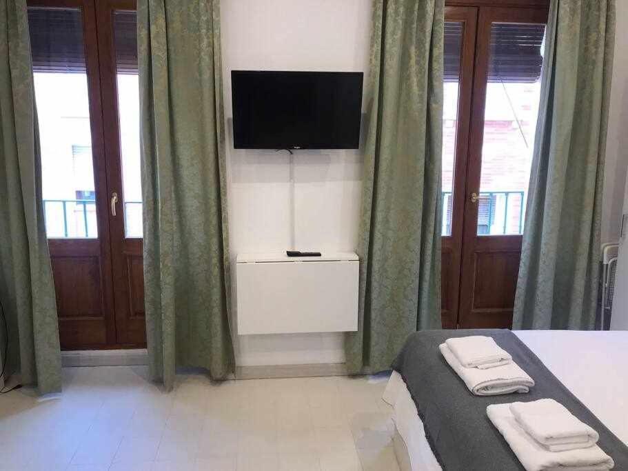 Un Genial Estudio En El Barrio Las Cortes Madrid Esterno foto